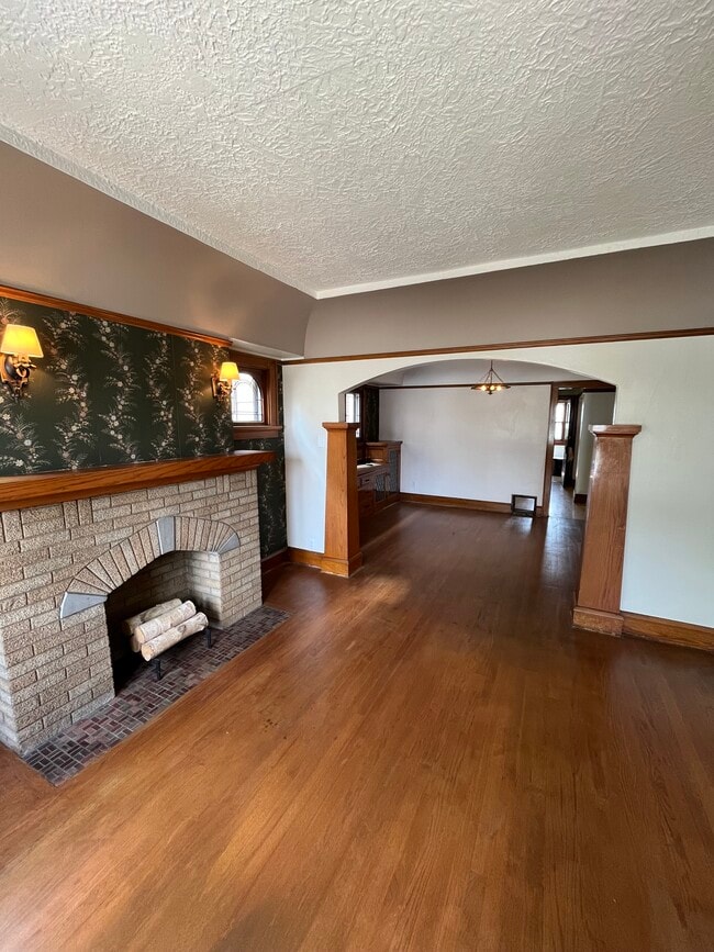 Building Photo - 1109 S 71st St