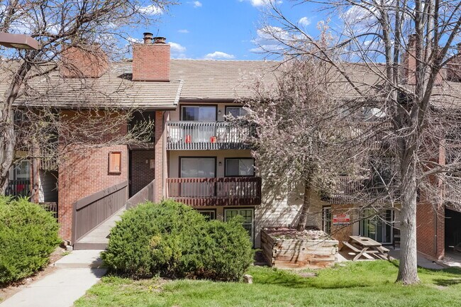 Building Photo - 2 Bedroom/2 Bathroom Condo - Aurora