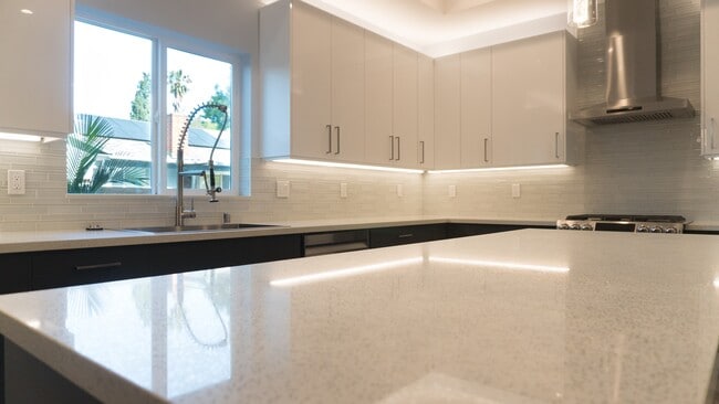 Building Photo - 6850 Encino Ave