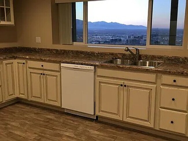 Foto del edificio - 2 Bedroom Walk out Basement Apartment