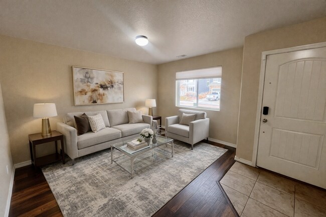 Foto del edificio - Gorgeous 4 Bedroom Home close to Peterson!