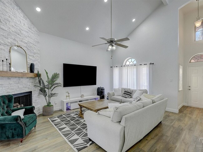 Foto del edificio - Charming Updated Home – 3BR, 2.5BA with Fi...