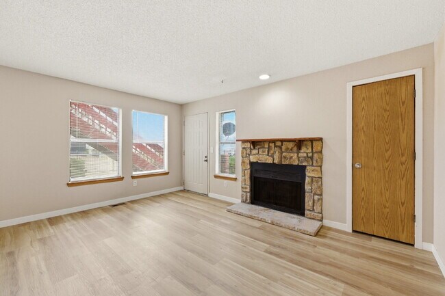 Building Photo - Spacious 1-Bedroom Condo in Aurora with Community Amenities