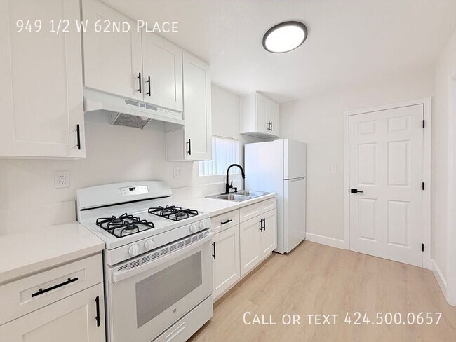 Building Photo - 949 1/2 W 62nd Place-
