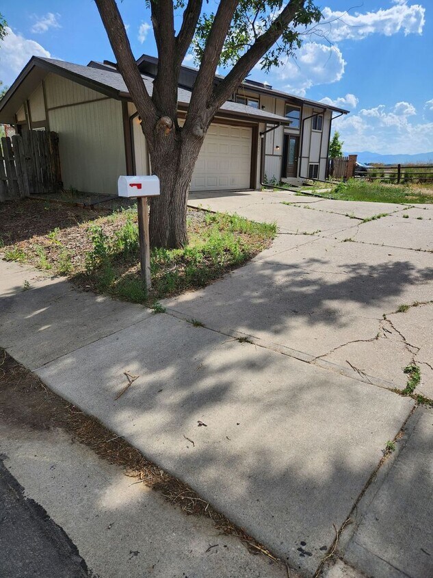 Foto principal - 4 bedroom, 2 bath home with 2 car garage, ...