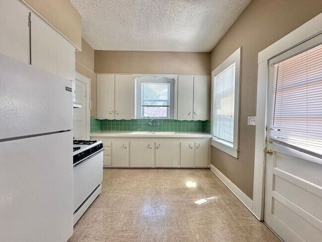 Foto del edificio - 2 Bed 1 Bath at Broadway Apartments! All B...