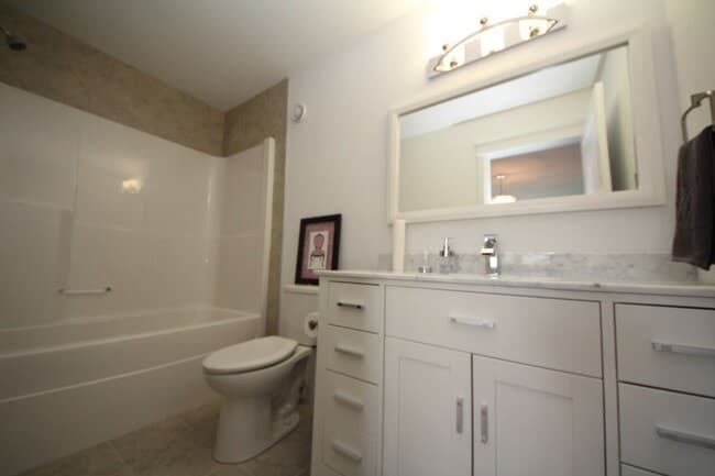 Building Photo - 3 Bed 0 Bath Unit in Fort Mcmurray, AB