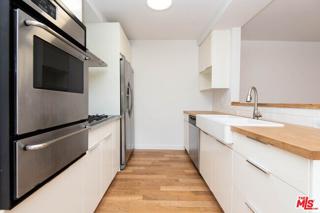 Foto del edificio - 8233 Blackburn Ave