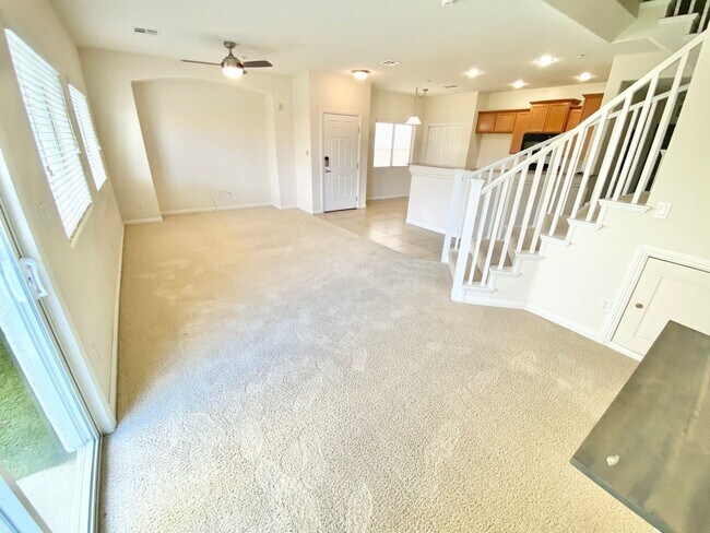 Foto del edificio - COMING SOON 3 BEDROOM 2.5 BATHS 2 CAR GARGAE TOWNHOUSE WITH A PRIVATE COURTYARD