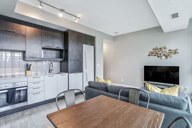 Building Photo - 199 Richmond St W