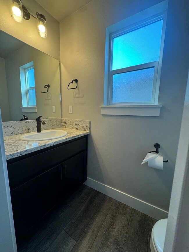 Building Photo - Beautiful 3 Bedroom 2 Story Home in Cul de...