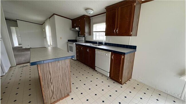 Building Photo - 610 Township Rd 381