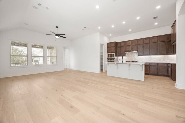 Foto del edificio - Beautiful 4 bedroom, 3 bathroom home locat...