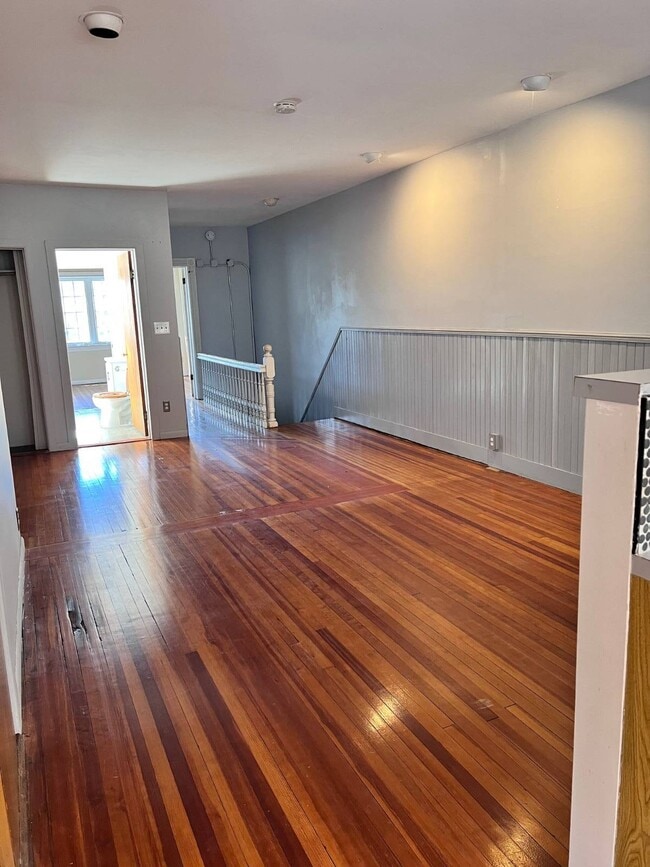 Building Photo - 137 S Ferry St