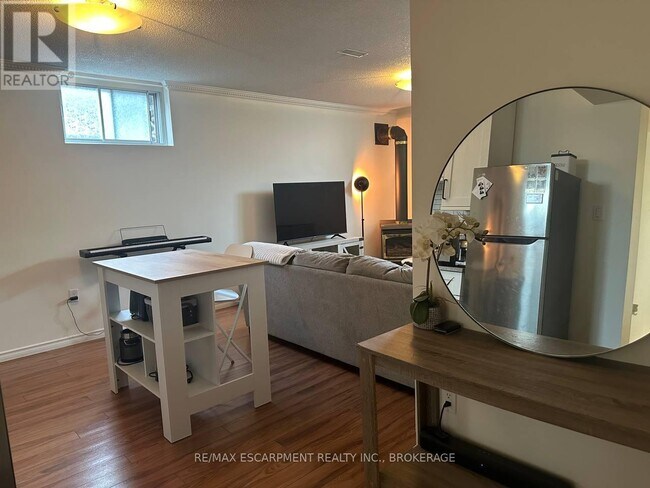 Building Photo - 253 E 44th St