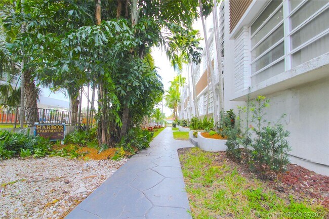 Building Photo - 10080 W Bay Harbor Dr