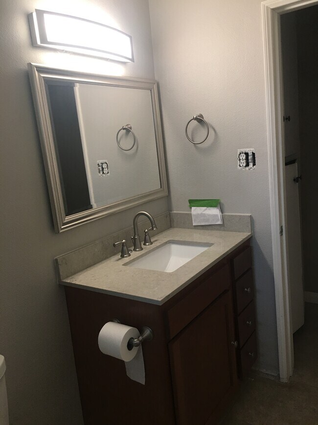 Encimeras de cuarzo para baño - 126 N La Plaza