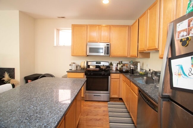 Building Photo - 814 W University Ln