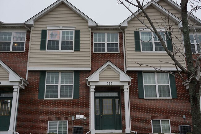 Building Photo - Spacious 2 story townhome, 3-bedroom plus ...