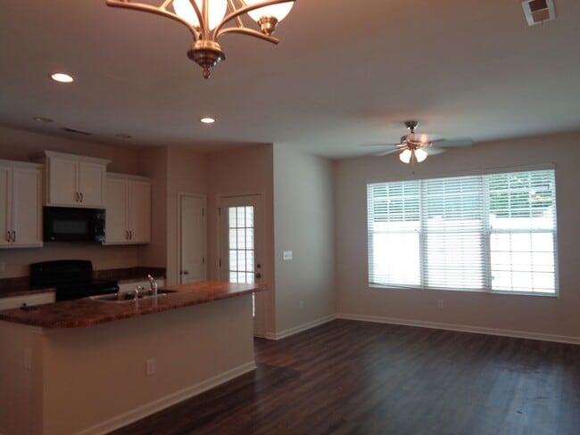 Building Photo - 3 Bedroom Townhouse with 1-Car Garage