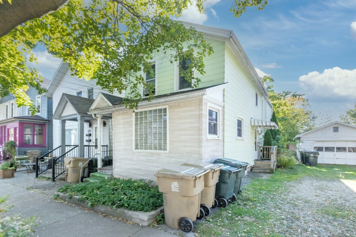 Foto principal - 112 N Few St