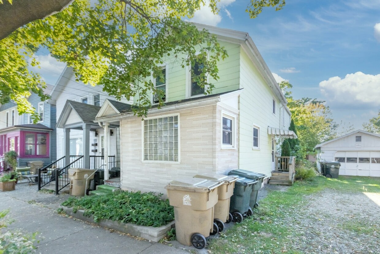 Primary Photo - 112 N Few St
