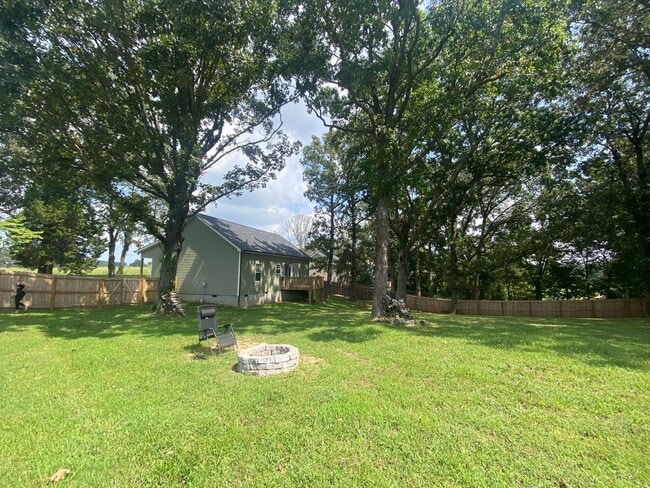 Building Photo - Amazing 3 Bedroom One Level House / Spacio...