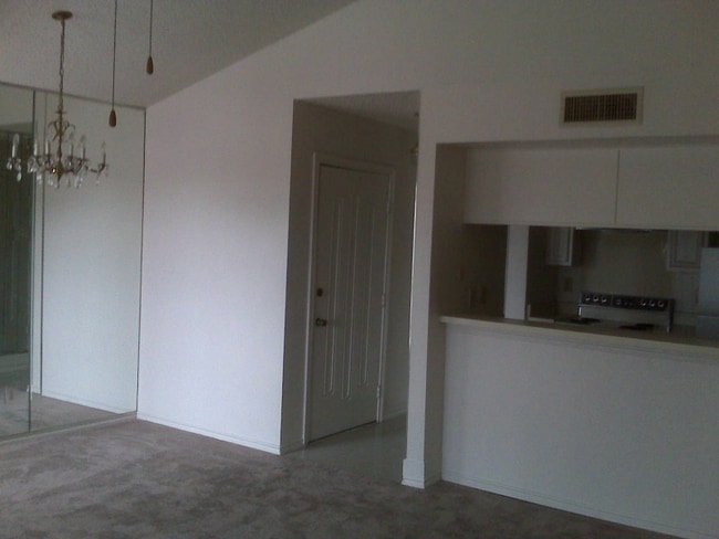 Building Photo - 2227 Madison Dr