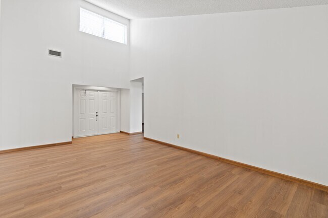Building Photo - 6018 Shoreline Dr