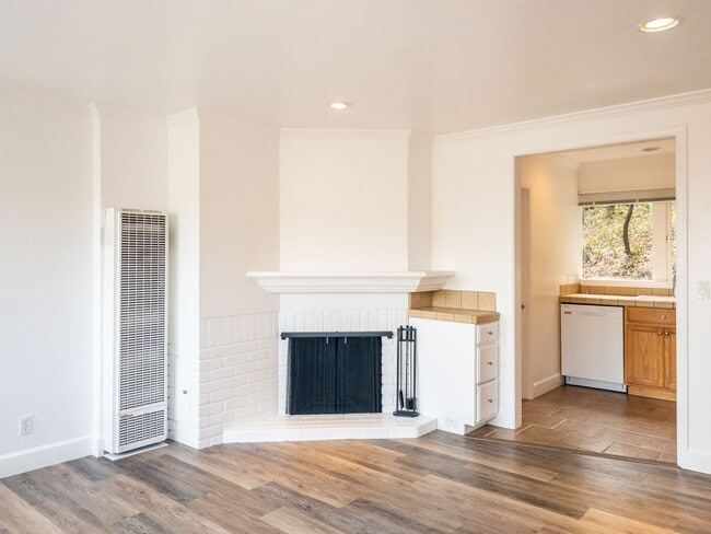 Building Photo - Stunning Bay View 1BD/1BA! Pets! Parking! On-Site Laundry! PROGRESSIVE