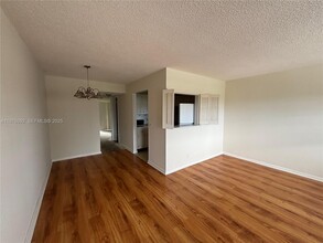 Building Photo - 36 Windsor B