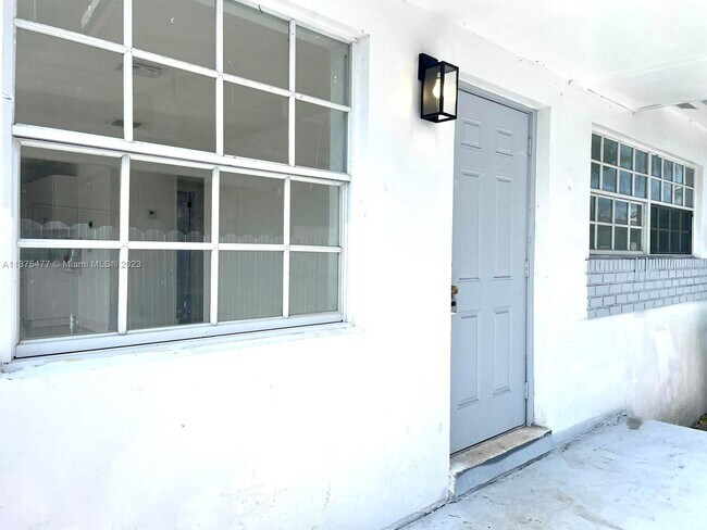 Building Photo - 709 13th St