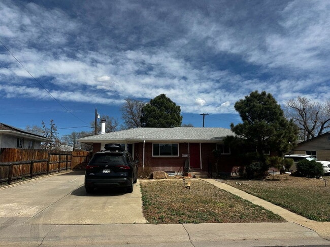 Building Photo - Available Immediately! Spacious 6-Bedroom Retreat with 2 Full Baths in Charming Denver Locale!