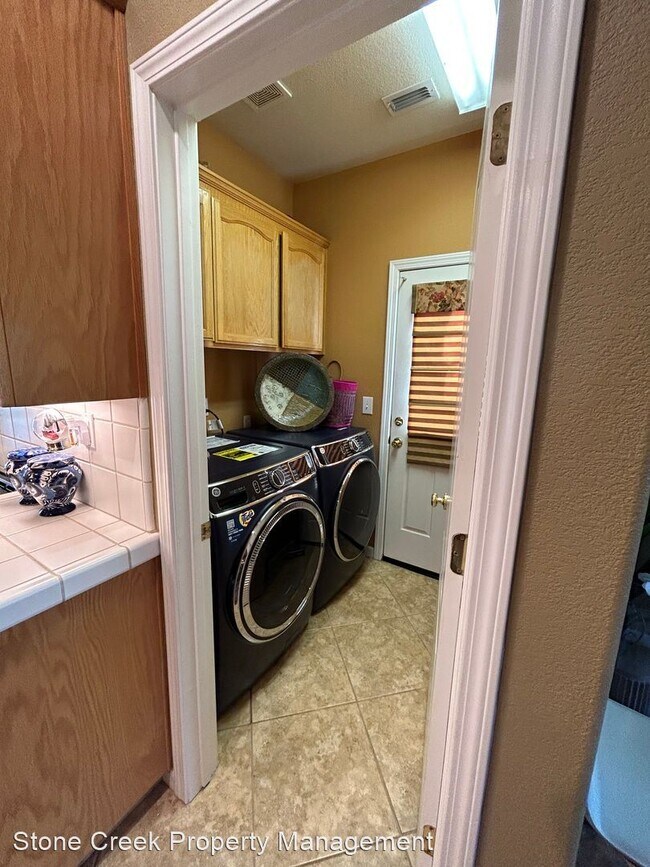 Building Photo - 3 br, 2.5 bath House - 253 Marsalla Dr.