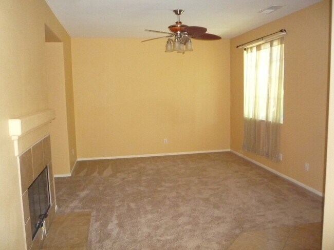 Building Photo - Treviana Townhome
