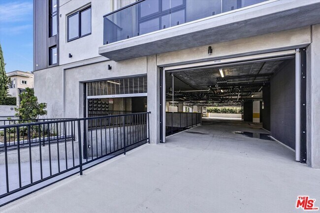 Building Photo - 1537 S Wilton Pl