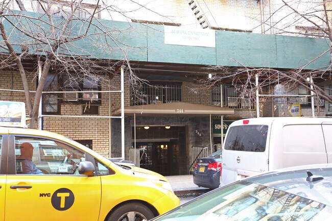 Building Photo - The Emma at 85th