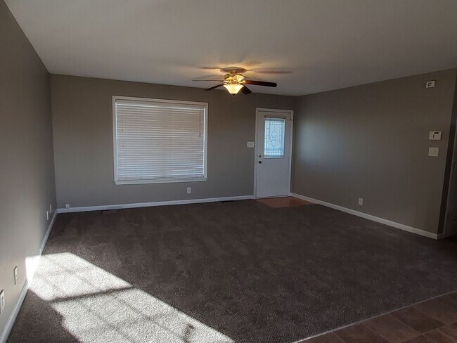 Building Photo - $1375 - 3 Bedroom 2 Bath Charming Ranch Home
