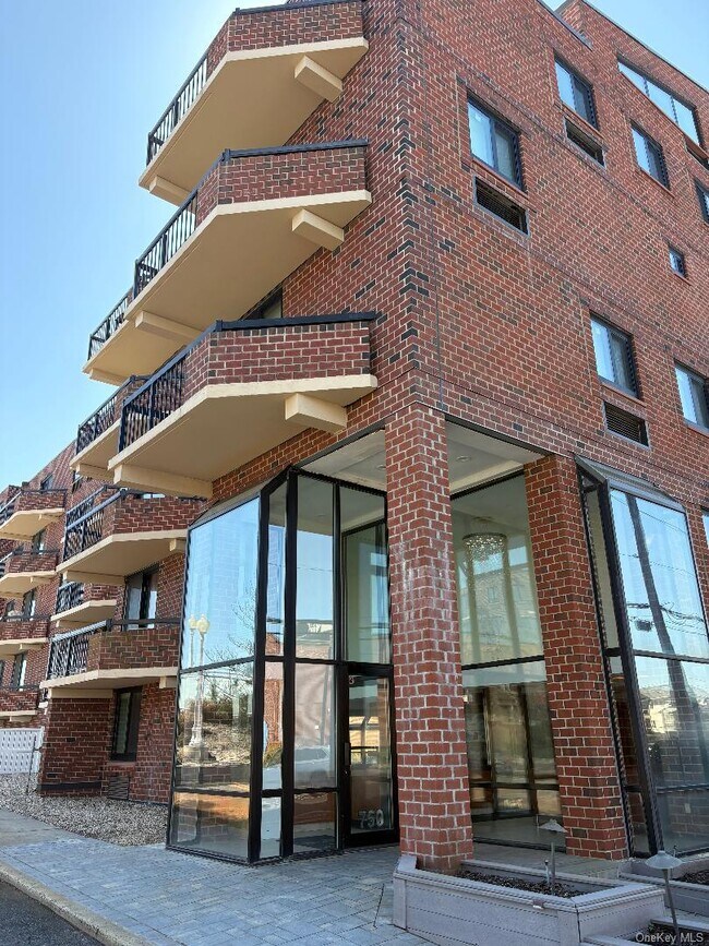Foto del edificio - 750 W Broadway