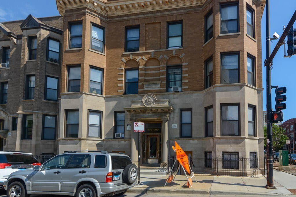 Primary Photo - 902 W Montrose Ave