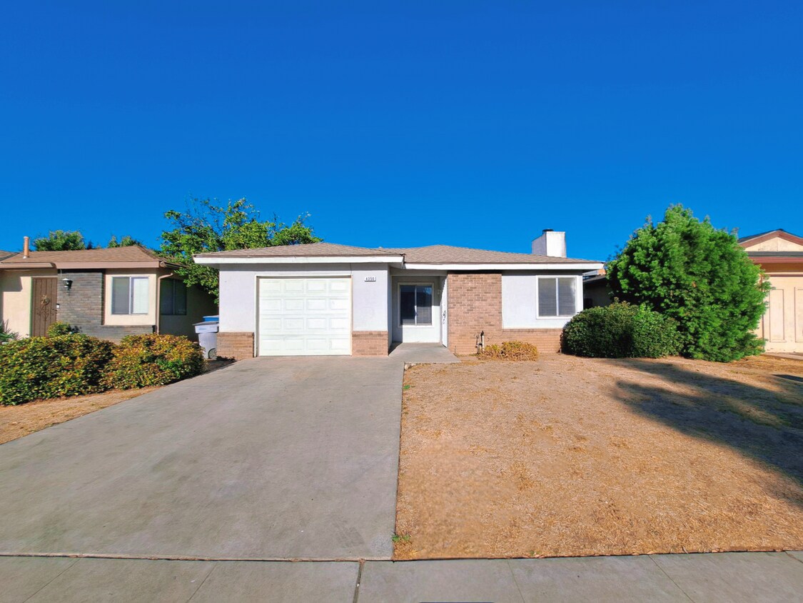 Foto principal - Central Unified District 3-bedroom 2-bathr...