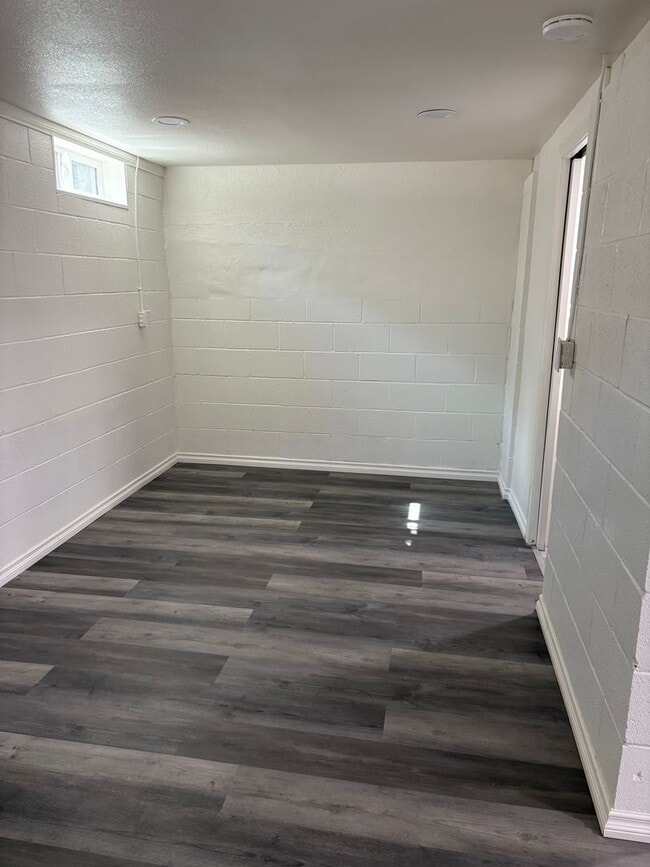 Building Photo - Small home for rent. Private entry 1 BR 1 ...
