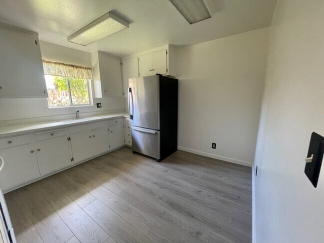 Building Photo - Spacious duplex with garage, yards, applia...