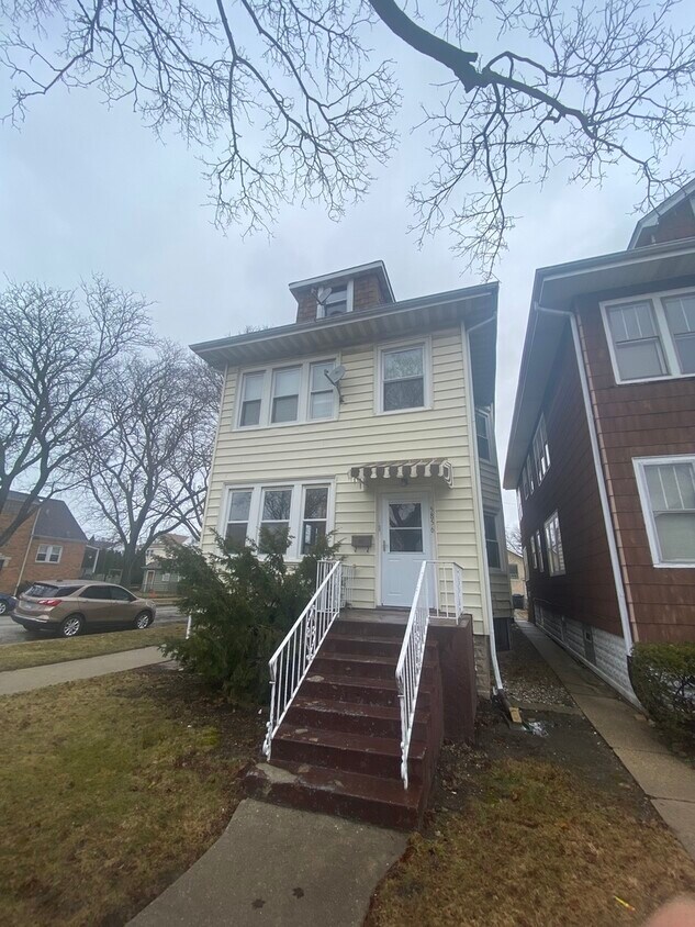 Primary Photo - 5856 W Leland Ave
