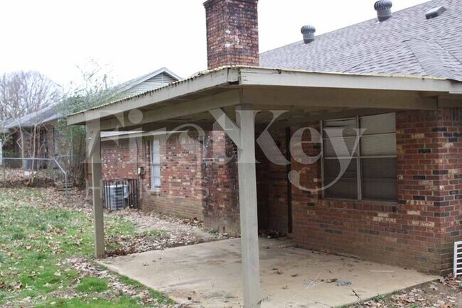 Building Photo - 3528 Amesbury St