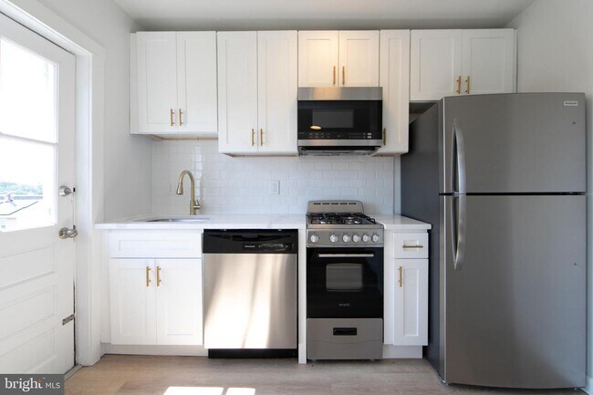Building Photo - 9 E Holly Ave