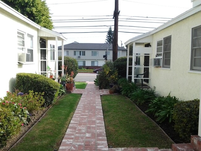 Foto del edificio - COMING SOON! Adorable studio in desirable Burbank area!
