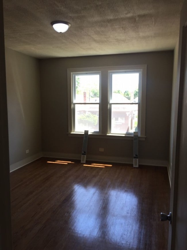 Building Photo - NEWLY RENOVATED 2 BDRM 1 BATH