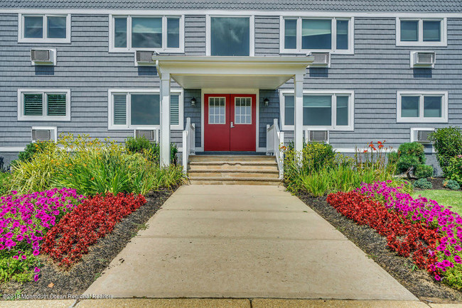 Building Photo - 210 5th Ave