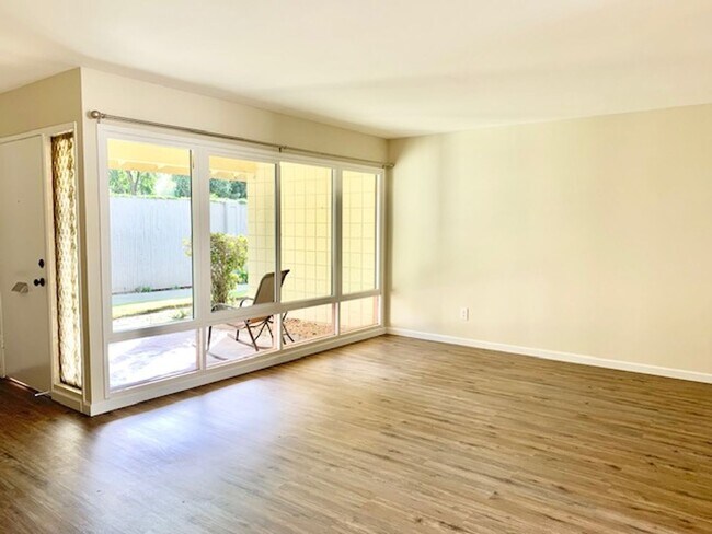 Foto del edificio - 109 E Channel Islands Blvd